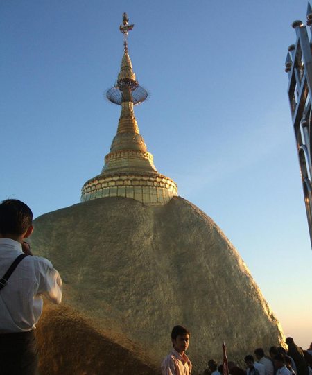 Hoàng hôn ở chùa Đá Vàng trên đỉnh Kyaiktyio.     Ảnh: Lương Văn Khoa