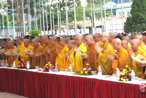 Đông đảo hòa thượng, tăng ni, phật tử tham gia đại lễ.