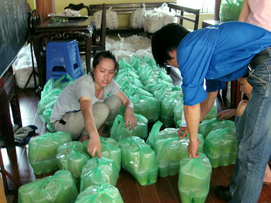 Tại chùa Phổ Linh, Tây Hồ, các suất cơm đã sẵn sàng được chuyển đi