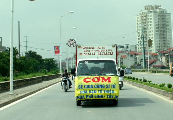 Cơm từ chùa Phổ Linh mang đến trường ĐH Mỏ địa chất