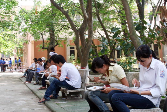 Các thí sinh nhận cơm