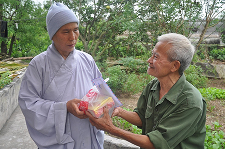 Sư thầy Thích Đàm Thân trong lần đi thăm hỏi tặng quà cho một gia đình có người bị tâm thần tại xã Quang Bình (huyện Kiến Xương).