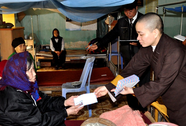 S_ cô _àm Chung trao t_n tay quà t_t cho các b_nh nhân phong n_ng.JPG