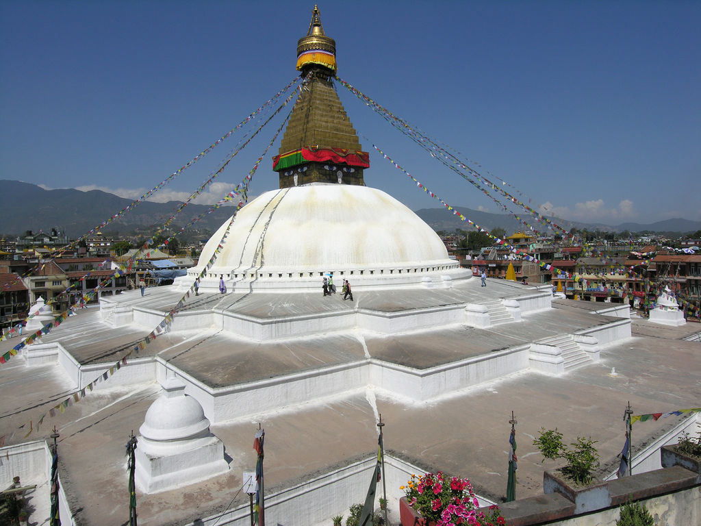 Lịch sử sơ khai của đất nước Nepal bắt đầu từ thung lũng Kathmandu mà 200 ngàn năm trước còn là một hồ nước khổng lồ. Tới năm 300, vương triều Ly-tra-vi đã tạo dựng cái được gọi là kỷ nguyên vàng lần thứ nhất của Nepal, đồng thời du nhập Ấn giáo và Phật giáo vào vương quốc này.