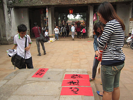 Phơi các bức thư pháp cho khô rồi mang vào đóng khung.