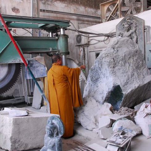 Khối ngọc nặng gần 4,5 tấn tại xưởng điêu khắc chuẩn bị được tạc tượng Phật hoàng Trần Nhân Tông. Ảnh: H.T.V.