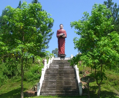 Bên ngoài chùa có pho tượng “Thế Tôn khất thực” cao khoảng 8 mét, rất uy nghiêm và từ ái
