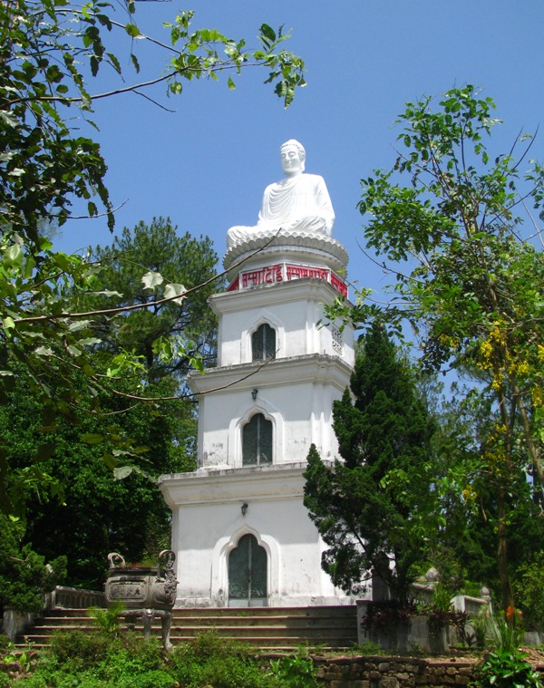 Tượng Ðức Phật toạ thiền, quay mặt về hướng Ðông. Tượng và toà sen cao 5,2 mét, tôn trí trên bảo đài 3 tầng cao 9 mét