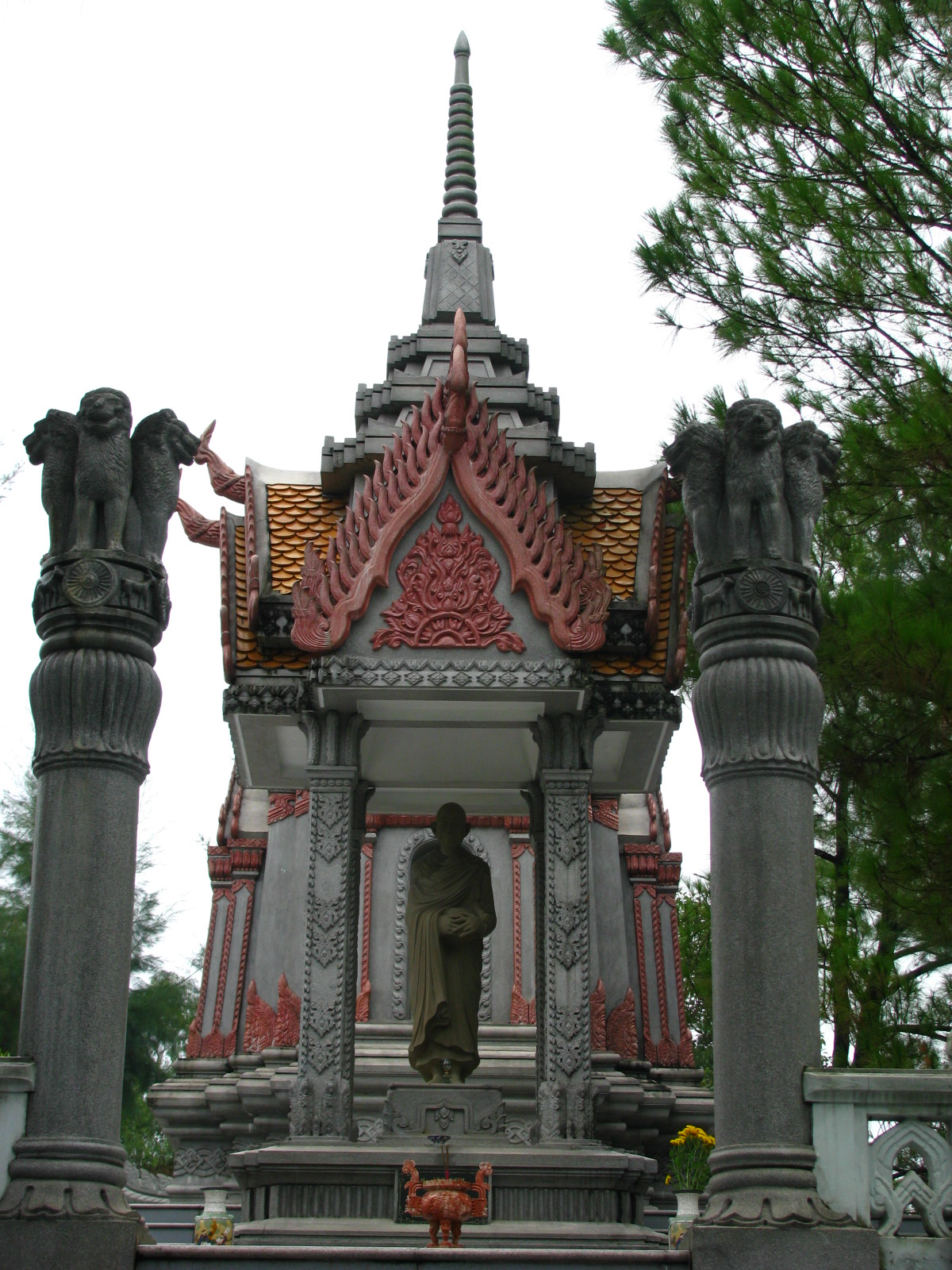 Tháp mộ của Hoà thượng Hộ Nhẫn - người sáng lập và xây dựng Chùa Thiền Lâm