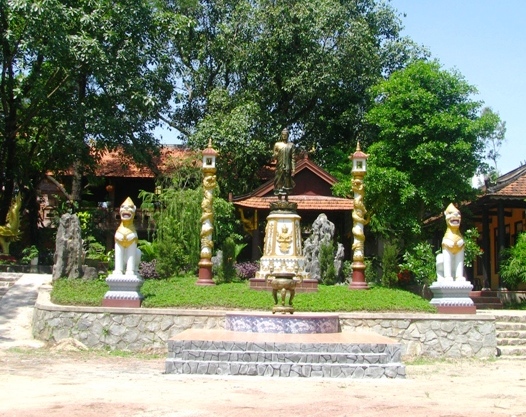 Tượng đức Phật uy nghi trong tăng bào đối diện cổng chào