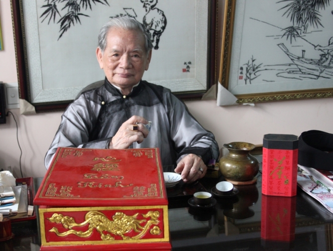 Nghệ nhân thêu Lê Văn Kinh, pháp danh Tâm Thuận bên tác phẩm tâm huyết của mình.