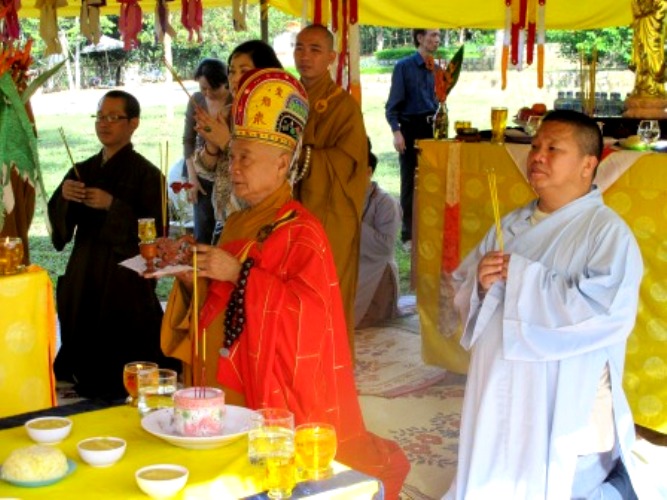 Nhà Phật áp dụng pháp môn tụng niệm nhằm tạo sự gần gủi với tín đồ và giúp họ củng cố niềm tin với đạo