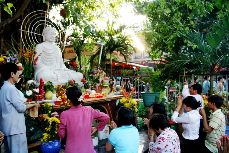Người Phật tử khi đến chùa cầu xin điều gì lên chư Phật cũng nên đúng pháp