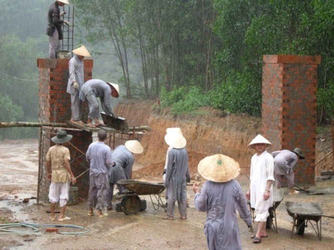 Khác với ngoài đời, ở chùa nếu có xây dựng thì quý thầy cũng chính là những người thợ, tự làm là chính