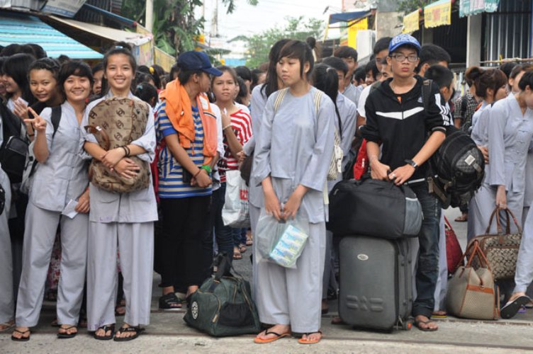 Sau khi nghỉ hè đa số các bạn trẻ được cha mẹ cho đi du lịch hay về quê chơi... nhưng có những bạn lại kéo nhau đến chùa “tầm sư học đạo”