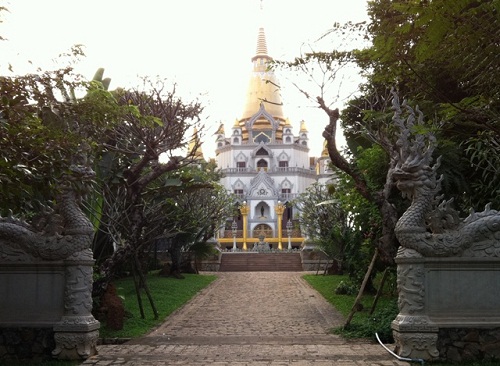 Lối vào ngôi Bảo Tháp thờ Xá Lợi Phật