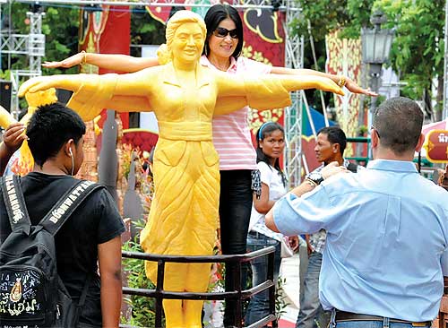 Cây n_n ch_m hình Th_ t__ng Yingluck Shinawatra trong l_ r__c n_n t_i Nakhon Ratchasima, l_y c_m h_ng t_ b_ phim Titanic.jpg