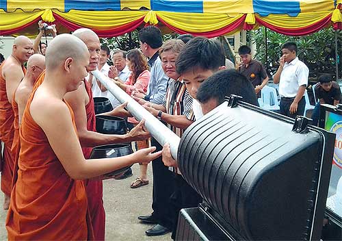 Ng__i dân Tambon Khung Payom gi_i thi_u chi_c _èn kh_ng l_ cho các s_ _ chùa Pho Banlang.jpg