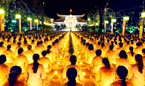 Ánh sáng tràn ngập trong không gian lễ hội.