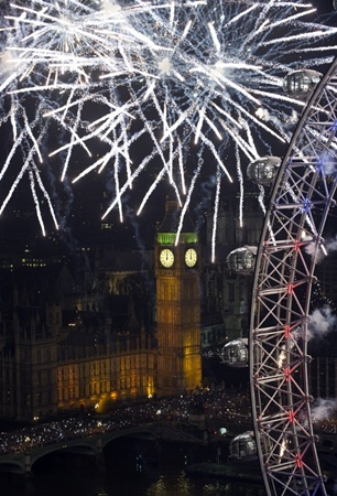 Tháp Đồng hồ và Đu quay Mắt London là hai địa điểm bắn pháo hoa ở thủ đô London, Anh. Ảnh: AFP