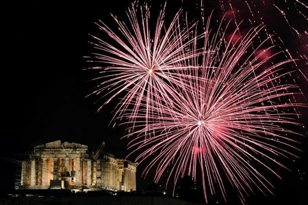 Pháo hoa trên đền thờ Parthenon ở Hy Lạp