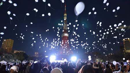 Những quả bóng bay trắng được thả tại Tokyo đêm giao thừa