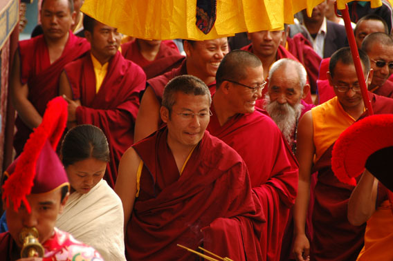 adia-2007-07-17-DSC-1259-procession-with-buddhist-lama-and-monks-nepal-muktinath-cringel.com.jpg