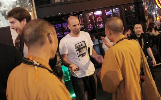 Hong kong - Su gia vao an xin trong quan bar.jpg