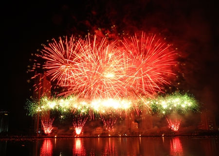 Pháo hoa tỏa sáng sông Hàn trong đêm khai hội