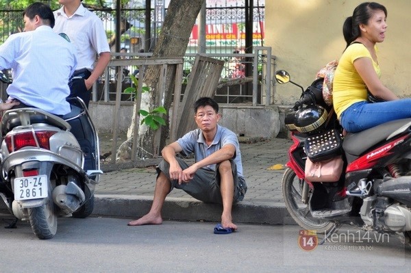 Mẹ thức trắng, cha rơi nước mắt trong đêm vì lo cho con thi đại học 2