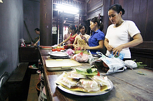 Người Hà Nội lên chùa làm lễ Vu Lan