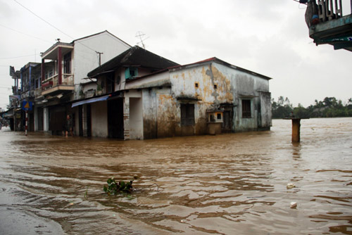Trong khi đó, sau bão, mưa lớn cùng thủy triều lên khiến nhiều nơi ở thị xã Hương Thủy (Thừa Thiên - Huế) ngập nặng, nhiều nơi nước đã tràn vào nhà