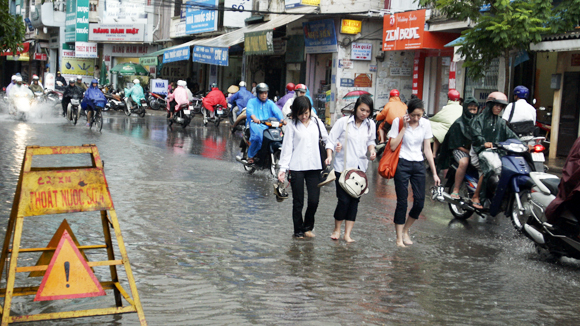 Nếu đi đúng tốc độ cho phép (40km/h) thì sẽ làm ướt người đi bộ, trường hợp này thì đạo đức lái xe mới “quy định” được lái xe đi đúng văn hóa