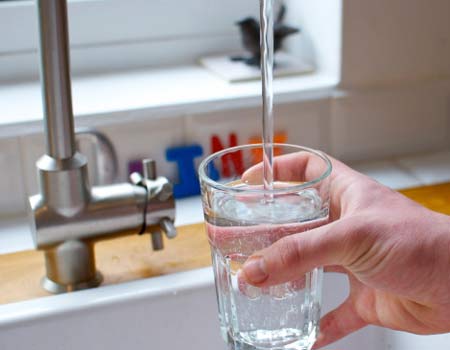 Uống nhiều nước lọc cũng giúp cho tiêu hóa dễ dàng hơn