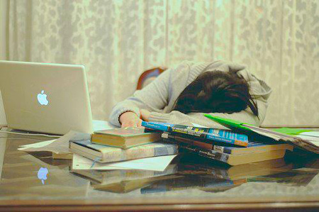 Căng thẳng bởi áp lực học tập, công việc…khiến bạn gái thiếu
ngủ, mau già