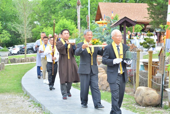 Kính mừng Đức Thế Tôn đản sinh, chép kinh Pháp Hoa cầu nguyện ảnh 2