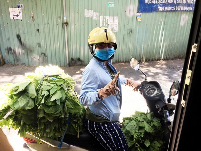 Thân nữ xung phong tình nguyện làm "shipper" kết nối yêu thương ảnh 1