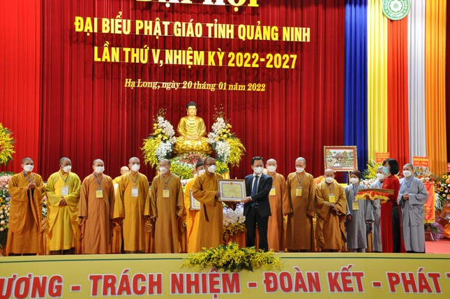 Đại diện lãnh đạo tỉnh tặng Bằng khen cho các nhân, tập thể